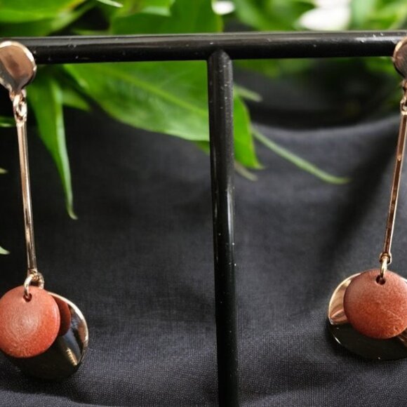 AVON Golden Woodland Stud Dangle Earrings - Picture 4 of 4